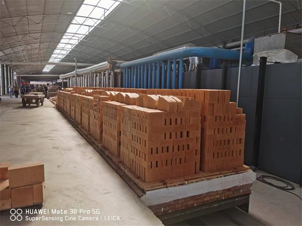 108.8×2.4米煤氣天然氣燒粘土磚高效高產(chǎn)節(jié)能隧道窯生產(chǎn)線(xiàn)（設(shè)計(jì)日產(chǎn)200噸，實(shí)際日產(chǎn)240噸，能耗45m3/噸產(chǎn)品）